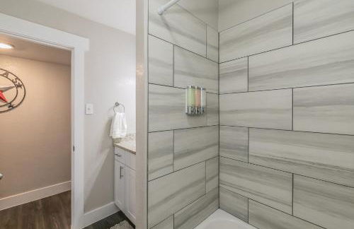 Cozy 2BR Farmhouse Apt - Sleeps 8 - FREE Parking! - Photo 28