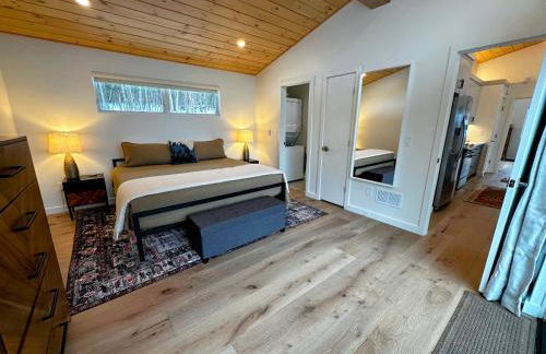 1B Contemporary cabin in magnificent setting, luxury and comfort, hot tub, AC! - Foto 18