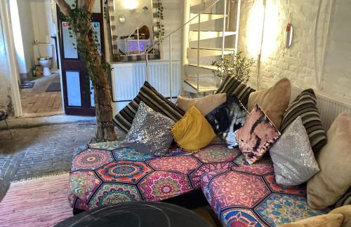 The Eclectic Coach House - Photo 17