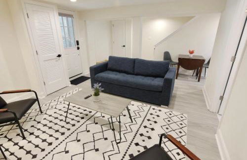 Pristine Petworth Family Home w Street Parking - Foto 34