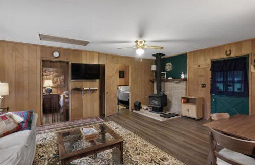 Riverfront Cabin Wood Stove Fire Pit & Grill - Foto 13