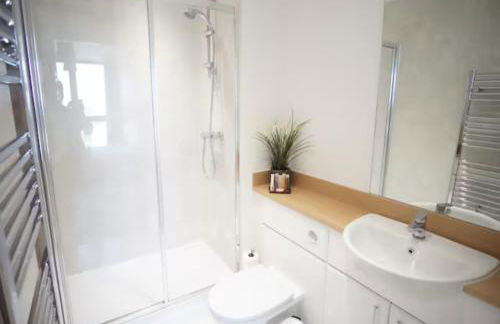 Spacious 2BR 2BA Apartment with Balcony & Free Parking - Near ExCeL & City Airport - Foto 9