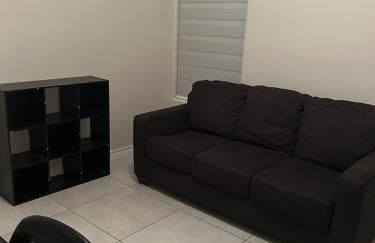 Modern 4 bedroom house close to Loop 20, TAMIU, Airport, and Hospitals - Foto 4