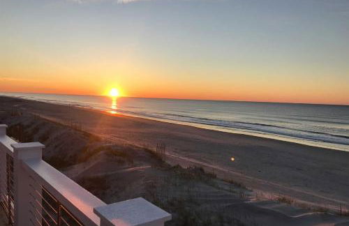 Beachfront Oasis with 2 Large Decks, BBQ and Views! - Foto 31