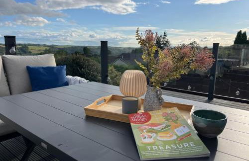 Stylish 3 Bedroom with Balcony and Amazing View - Photo 21