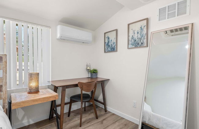 Charming Escape With Stylish Decor & Outdoor Space - Foto 45