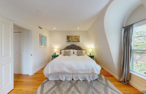 3-Bed 2-Bath Brookline Village Townhome w Deck - Foto 5