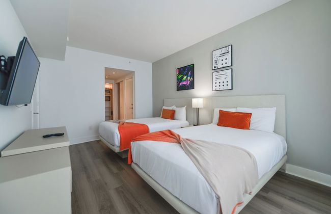 Fantastic 2BR Condo at Hollywood - Photo 6