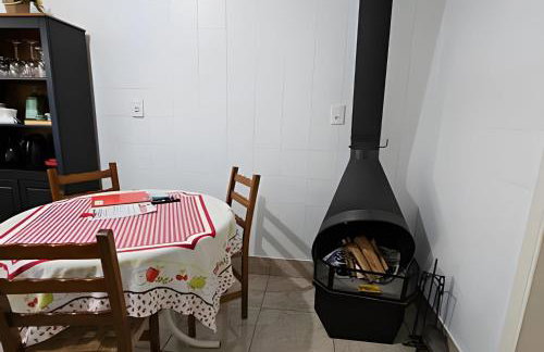 Casa com Lareira e Ar Condicionado Bem Localizada - Foto 14