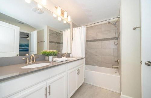 Stunning Retreat Townhouse 4 Beds and 10 Mins to Disney With Pool - Foto 12