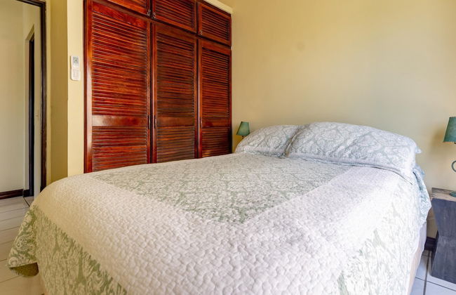 Birds-eye view of the ocean in nicely priced unit on top floor in Flamingo - Photo 4