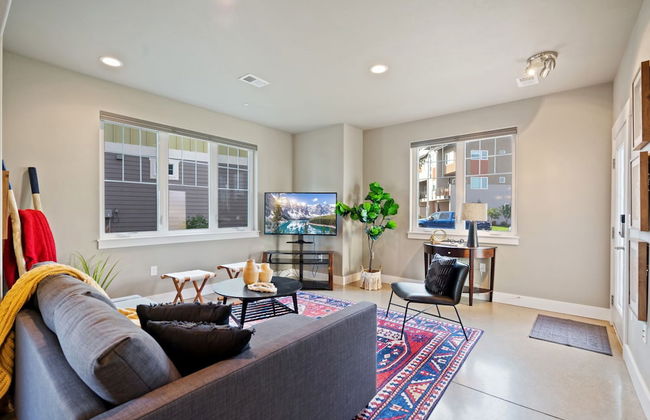 Quiet Urban Community – Designer Home W/ Hot Tub! - Foto 10