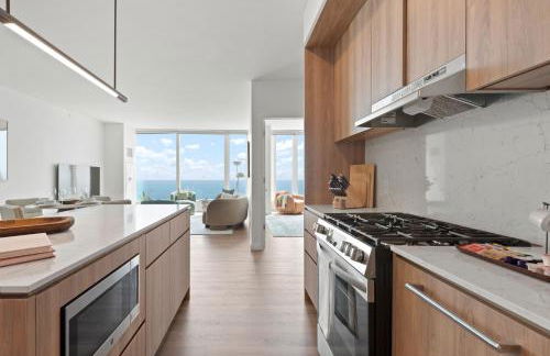 Lux Apts with Lake Views and Top Amenities - Foto 34