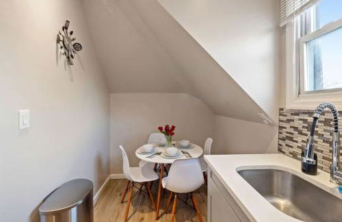 Modern 2BR Near NYC with Free Parking and Workspace - Foto 13