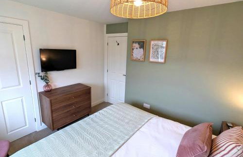 CHERRYTREES 5 Bed House, Sleeps 10, 3 Bathrooms, Parking, Ideal for Groups and Work Stays - Foto 19