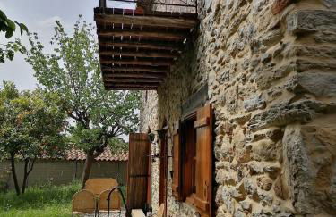 Large Stone Villa with garden. - Foto 8