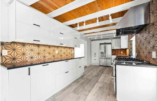 Blue Lagoon Hideaway 3BR Coastal Chic Retreat - Photo 24