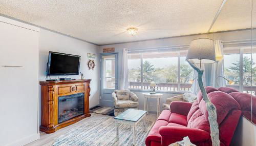 Cozy Coastal Condo Steps from the Beach with Deck Views - Foto 5