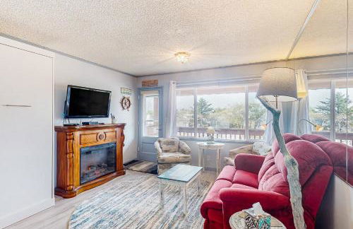 Cozy Coastal Condo Steps from the Beach with Deck Views - Foto 5