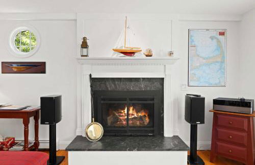 3 Bicycles Provided! Cape Cod Cottage with Deck - Foto 13