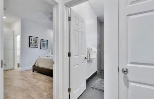 Lynoras Luxe Estate 3 bedroom 3 bath with Modern Design and Heated Pool - Foto 135