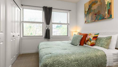 Chic 2BR • King Beds • Huge Patio • 95 Walk Score! - Foto 2, Other