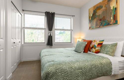 Chic 2BR • King Beds • Huge Patio • 95 Walk Score! - Foto 2