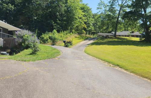 Mountain View Bungalow Near Breweries, Trails, Pool and Waterfalls - Foto 33