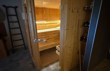 Blockbohlen HolzHaus mit Sauna, Outdoor Jacuzzi und BadeTeich - Foto 25