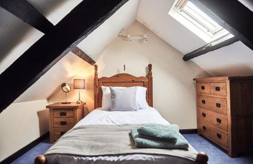 Penuwch Boathouse, Waterside Cottage with indoor Pool, Sauna & Parking - Photo 7