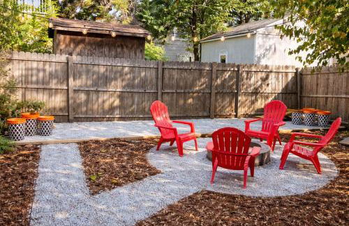 Remodeled Modern Home - private backyard & games! - Foto 5