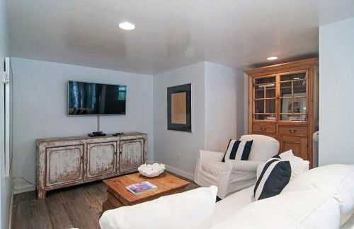 Remodeled Beach Bungalow, Block to the Beach - Photo 9