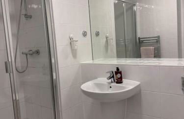 Modern 2 bed 2 bath Flat Close to Train station - Foto 7