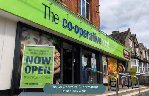 Charming House - Walking distance to Town Centre - Free Parking, Self-Check-In, Fast WiFi and Smart TV by Yoko Property - Photo 27