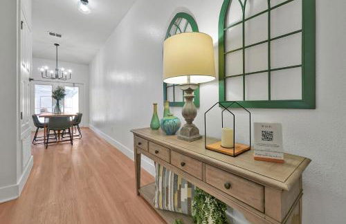 Trendy Retreat - Great Location - Fully Loaded - Foto 53