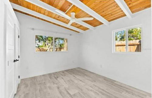 Blue Lagoon Hideaway 3BR Coastal Chic Retreat - Photo 47