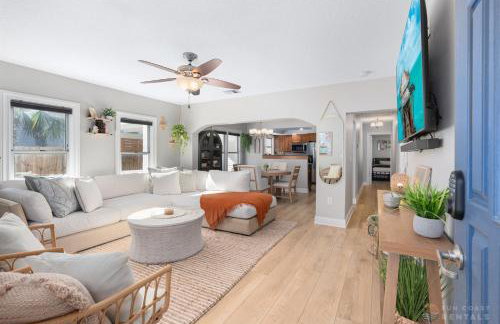 Adorable Dog Friendly Home with Fenced Yard, Office, STEPS to Canal & Hospital! - Foto 8