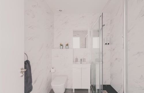Amplio Piso de 7 habs, 4 baños sobre calle Gran Vía - Foto 19