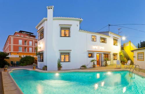 Precioso chalet con gran algarrobo y piscina privada - Foto 1