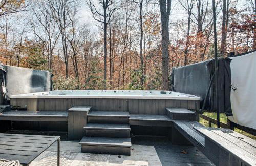 4,100-Sq-Ft Gem with Pool Table and Yard in Raleigh - Foto 32