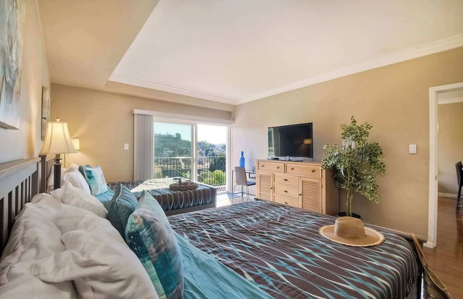 Southern Exposure w/ Private Balcony - Foto 6