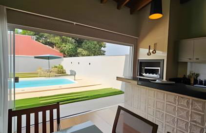 Casa ampla e confortável. Piscina e churrasqueira. - Foto 16