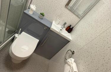 Sleek 1 Bed Flat near Warwick Castle with Parking - Photo 8