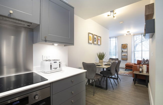 Elliot Oliver - Luxury 2 Bedroom Regency Apartment With Parking & EV Charger - Photo 2