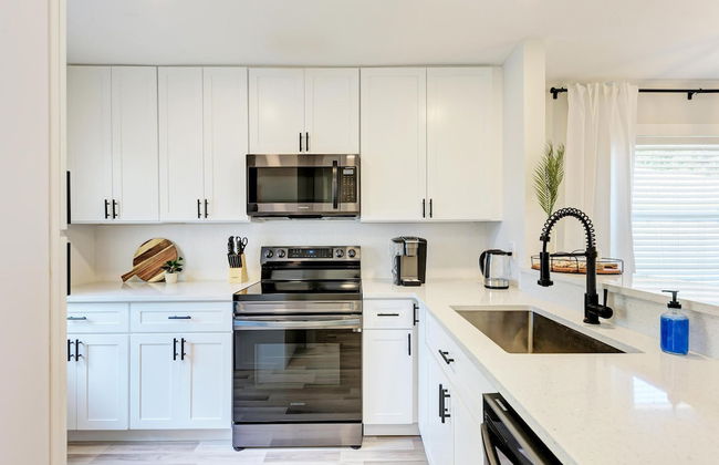 Charming Florida Beach Home w King Bed Patio - Photo 10