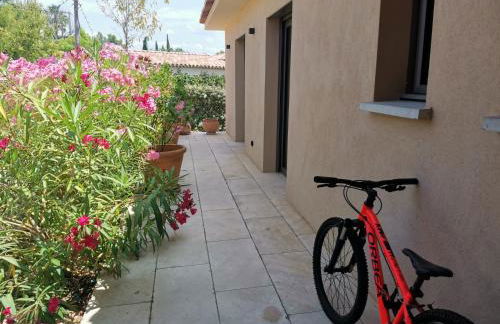 Villa La Voile au Vent - Sur les collines de la Cadière d'Azur - Villa spacieuse, 4 chambres, climatisée avec piscine à débordement, Vue mer et collines - Foto 7