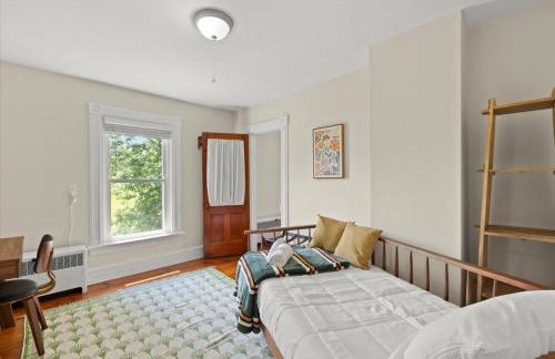 Hudson Restored Farmhouse with Fire Pit - Foto 26