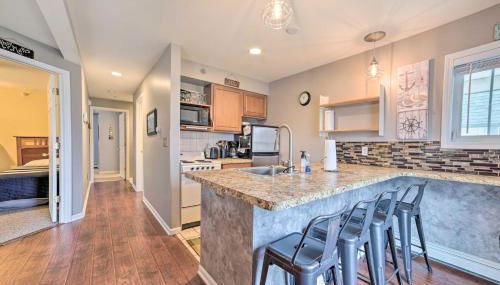 Portage Lake Condo with Deck and Pool Access! - Foto 2