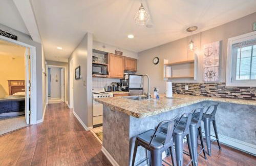 Portage Lake Condo with Deck and Pool Access! - Foto 2