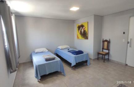 Kitnet independente 2 camas bem localizada - Foto 3